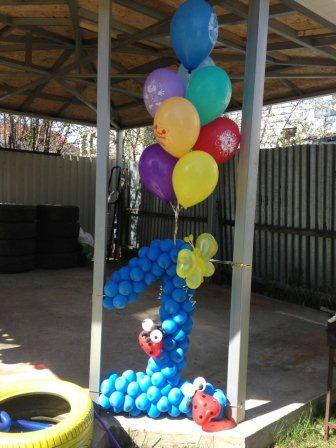 Цифра 1 из воздушных шаров. Стоимость 1300 руб.